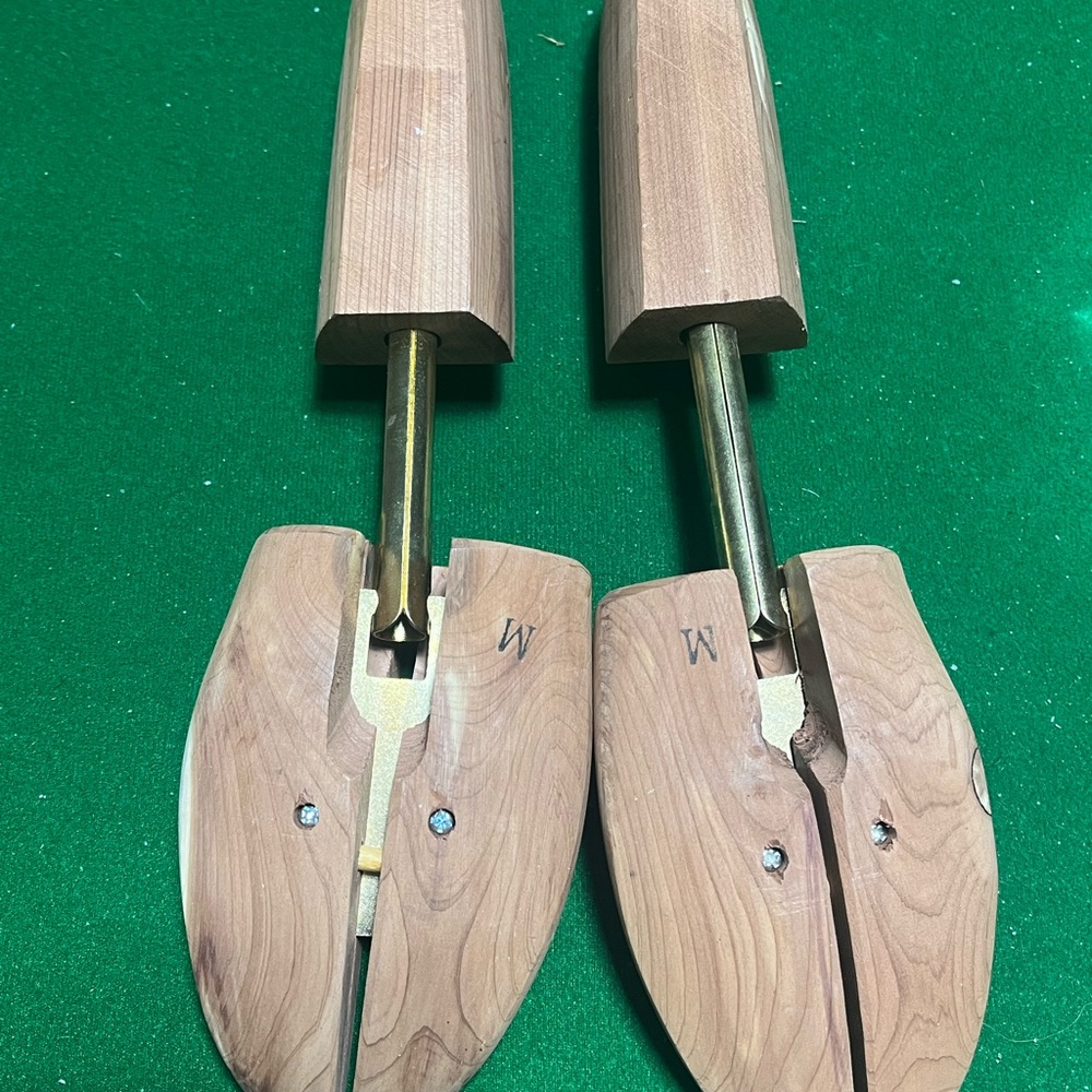 Moneysworth & Best Wood Shoes Trees Pairs Size M. View 3